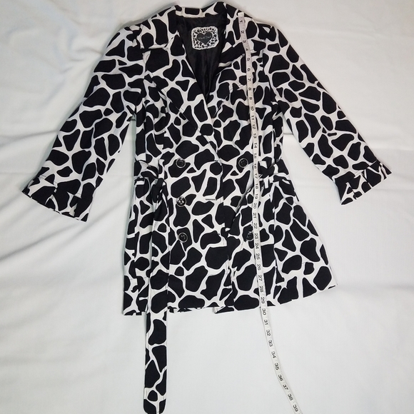 Woman's trench coat with belt - Picture 7 of 7